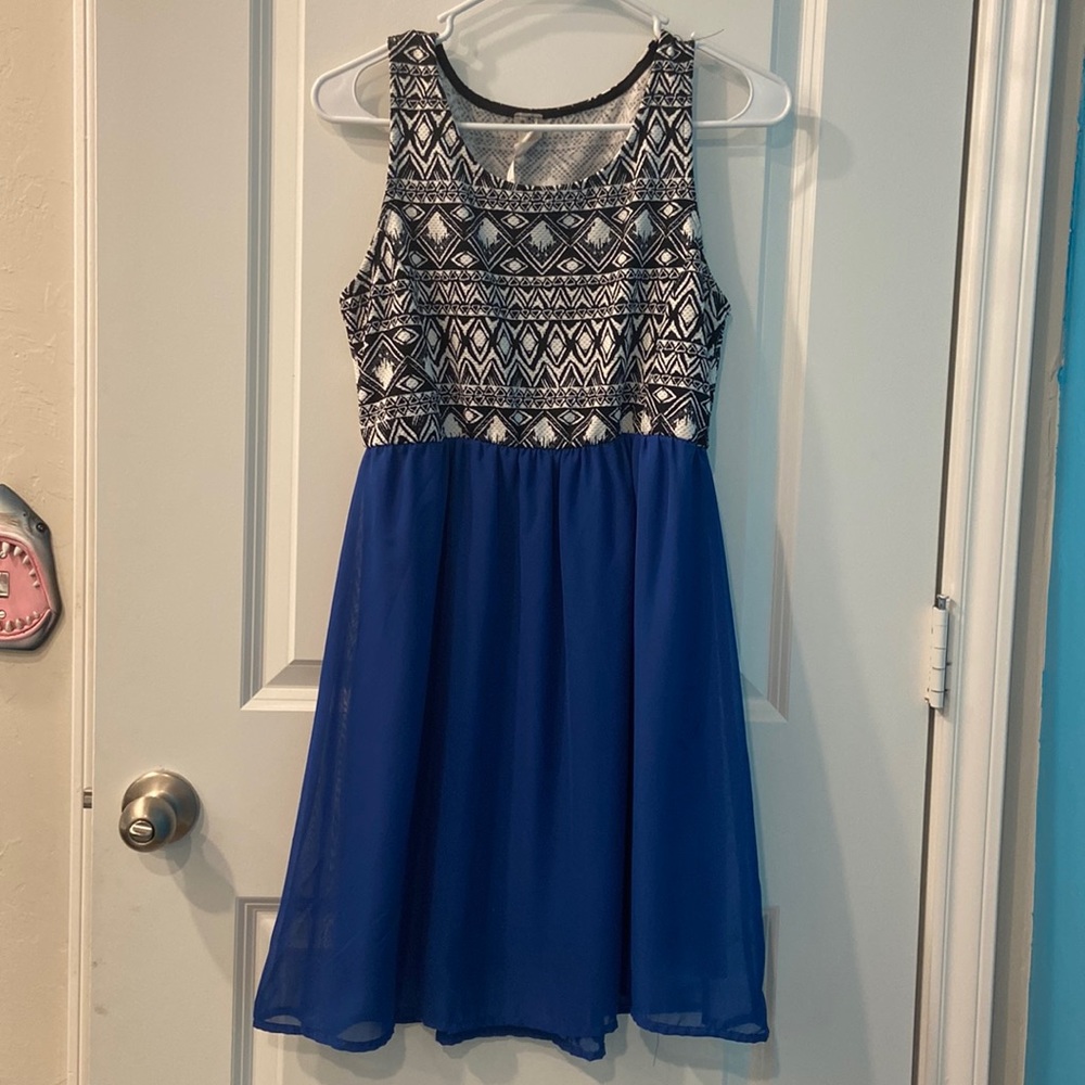 Super cute dress worn a couple times!